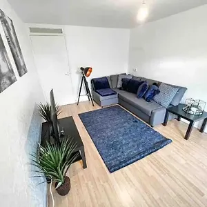 Apartment Spacious Two Bedroom Flat, London