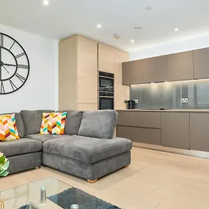 Apartment 2 Bedroom Luxury With Balcony, London