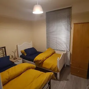 Apartment Entire 2 Bedroom Home/flat In London, Line, London